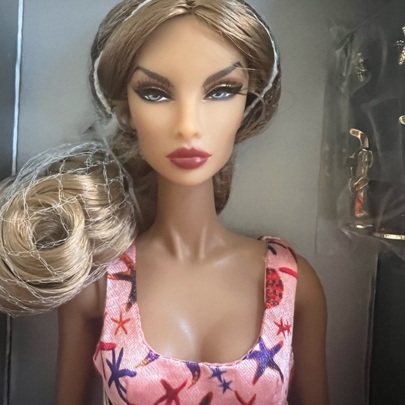 INTEGRITY TOYS BOMBSHELL BEACH NATALIA FATALE Fashion Royalty Sunkissed  NRFB - Picture 6 of 11